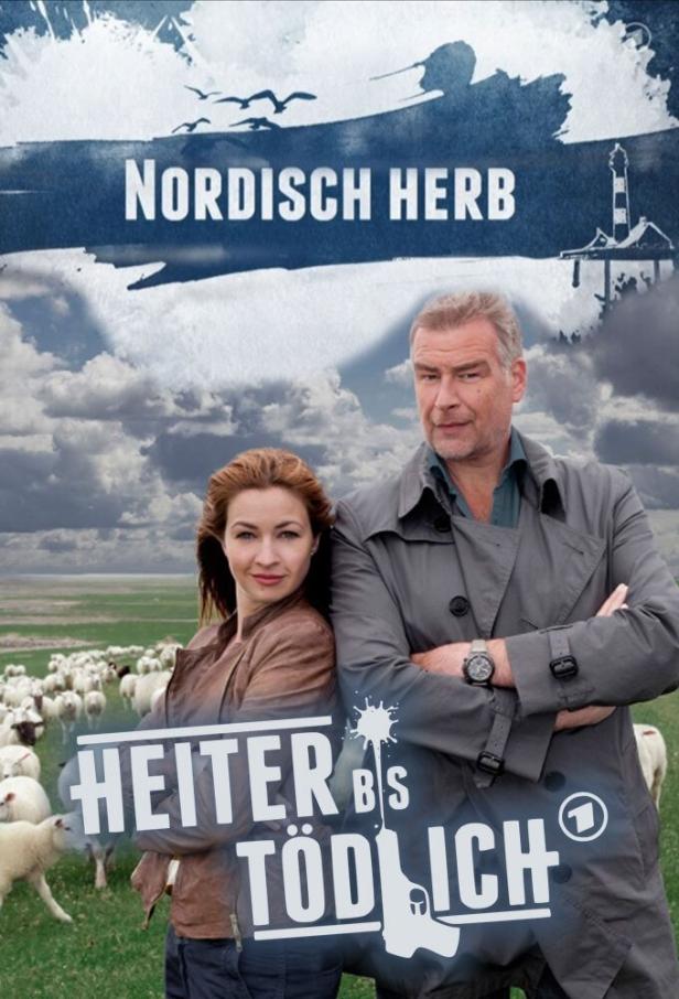Das Filmplakat zu „Nordisch Herb“ zeigt ein Paar vor einer Schafherde und einer Küstenlandschaft.