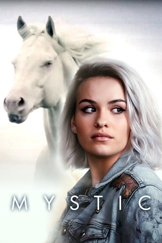 Eine junge Frau mit silbernem Haar und ein weißes Pferd im Hintergrund, möglicherweise ein Filmposter für „Mystic“.