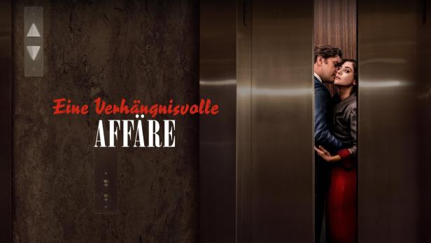 Ein Paar umarmt sich in einem Aufzug; Filmposter für „Eine Verhängnisvolle Affäre“.