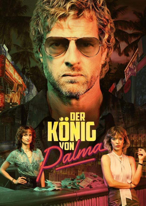 Das Filmplakat für „Der König von Palma“ zeigt einen Mann mit Sonnenbrille und zwei Frauen vor einem Tresen.