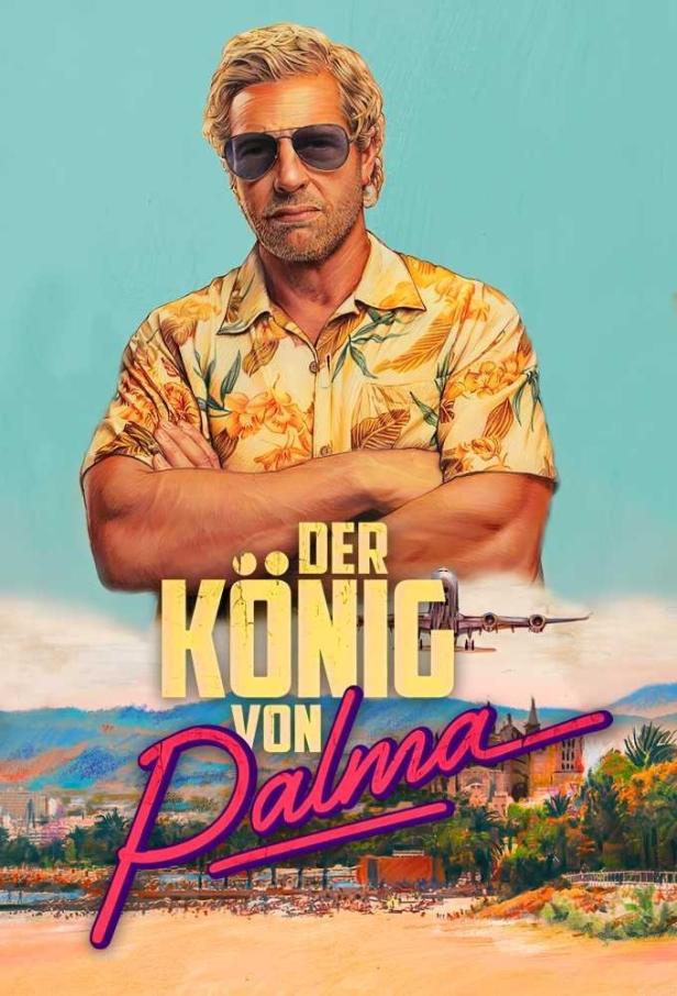Das Filmplakat für „Der König von Palma“ zeigt einen Mann mit Sonnenbrille und ein Flugzeug über der Stadt.