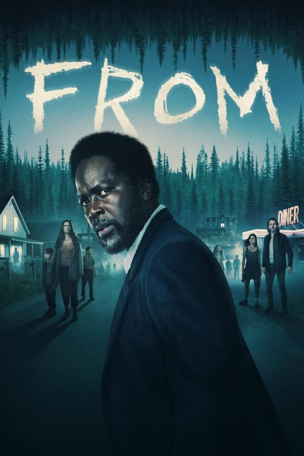 Das Filmplakat für die Serie „From“ zeigt eine Gruppe von Menschen in einer unheimlichen Stadt.