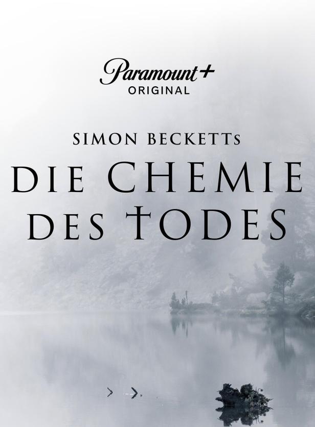Das Paramount+ Original „Simon Becketts Die Chemie des Todes“ vor nebliger Landschaft.