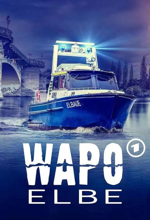 Ein blau-weißes Polizeiboot mit der Aufschrift „Elbaue“ fährt auf der Elbe.