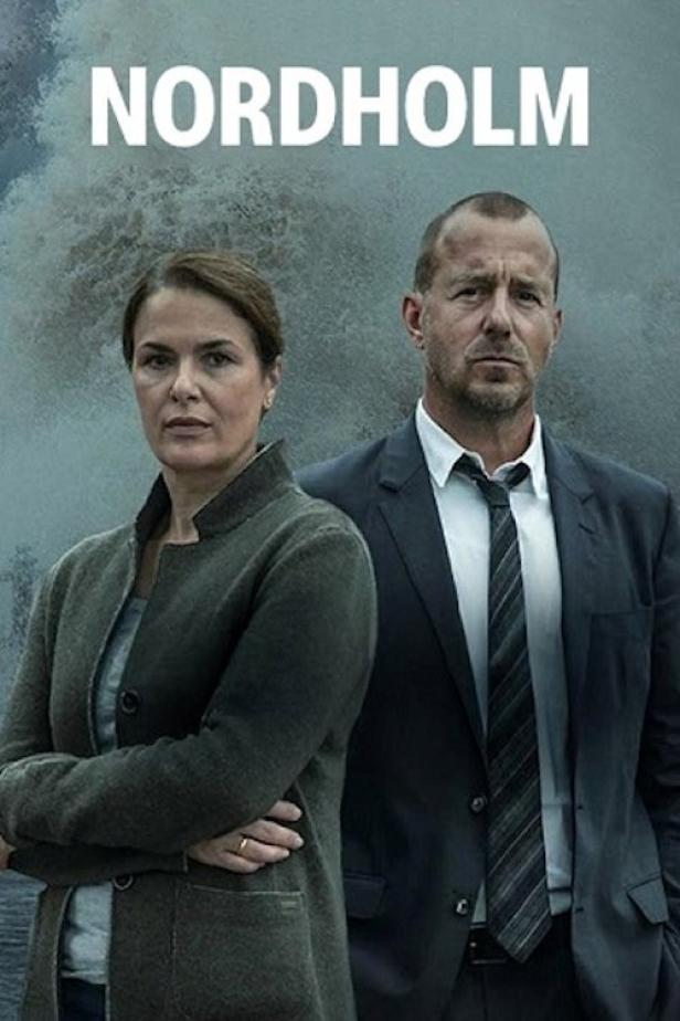 Das Filmplakat für „Nordholm“ zeigt eine Frau und einen Mann vor einem stürmischen Hintergrund.