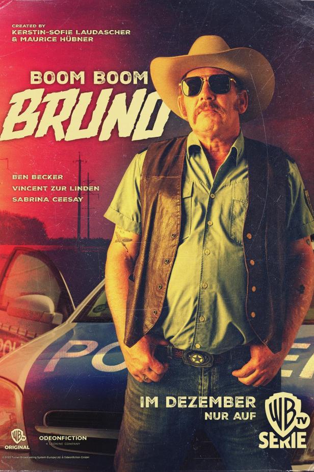 Das Poster zur Serie „Boom Boom Bruno“ zeigt einen Mann im Cowboyhut vor einem Polizeiauto.