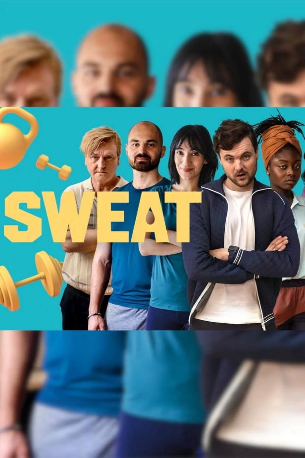 Das Filmplakat für „Sweat“ zeigt eine Gruppe von Trainern vor einem türkisfarbenen Hintergrund.