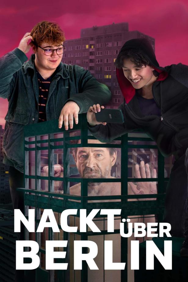 Das Filmplakat für „Nackt über Berlin“ zeigt zwei Jugendliche und einen Mann hinter Gittern.