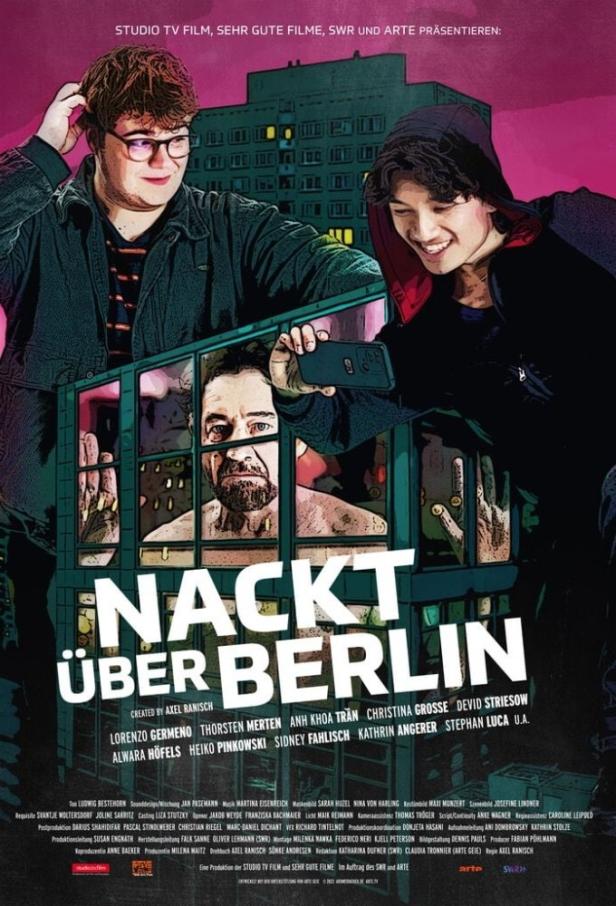 Das Filmplakat zu „Nackt über Berlin“ zeigt zwei junge Männer und einen Mann hinter Gittern.