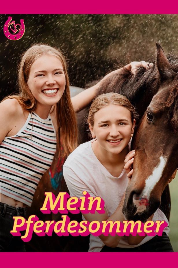 Zwei junge Frauen umarmen ein braunes Pferd; Filmtitel „Mein Pferdesommer“.