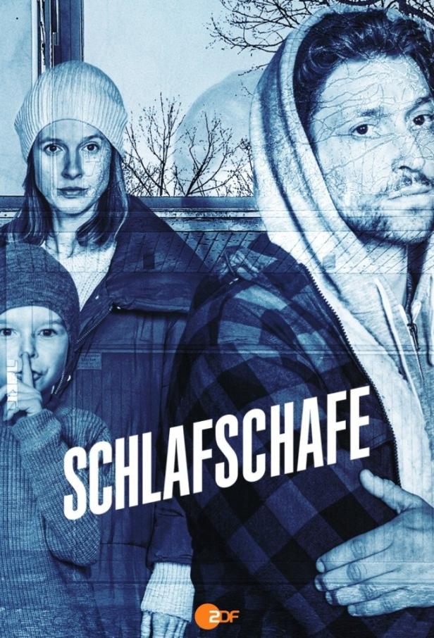Das Filmplakat für „Schlafsschafe“ zeigt eine Frau, einen Mann und ein Kind in kalten Farben.