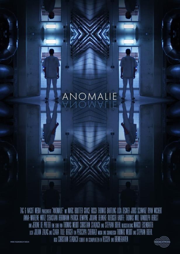 Ein Filmplakat für „Anomalie“ zeigt eine gespiegelte Szene mit einer Person in einem sterilen Raum.