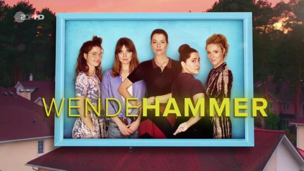 Fünf Frauen posieren vor einem hellblauen Hintergrund für die Serie „Wendehammer“.