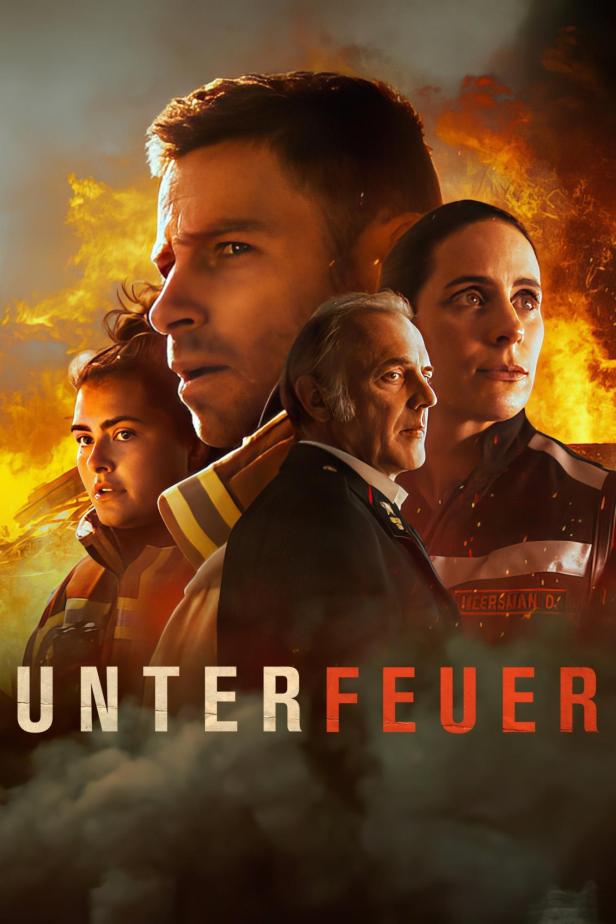 Das Filmplakat für „Unter Feuer“ zeigt vier Feuerwehrleute vor einem Hintergrund aus Flammen.