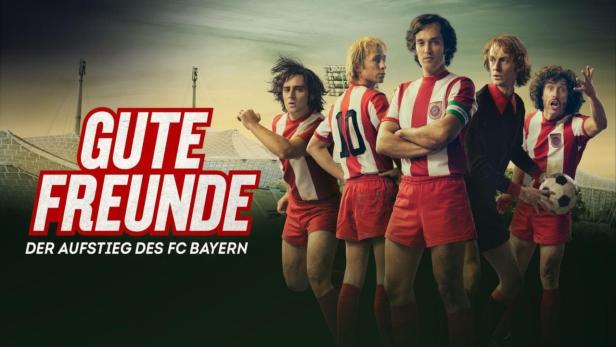 Das Filmplakat zu „Gute Freunde – Der Aufstieg des FC Bayern“ zeigt junge Fußballspieler in Retro-Trikots.