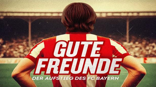 Ein Fußballspieler des FC Bayern München steht auf dem Rasen.