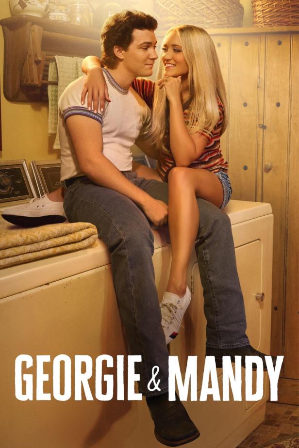 Ein junges Paar, Georgie und Mandy, sitzt auf einer Waschmaschine.