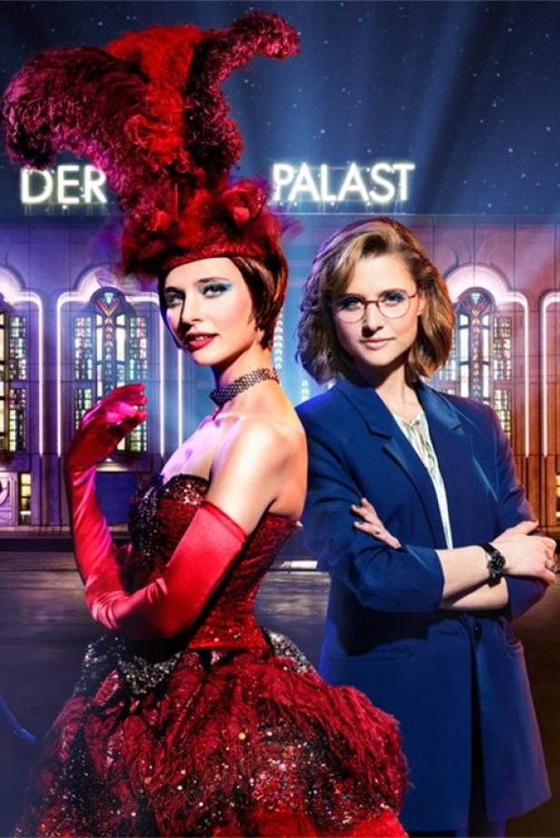 Zwei Frauen vor dem Berliner Friedrichstadt-Palast, eine im roten Showkostüm.