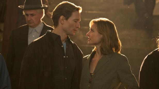 Ein Mann und eine Frau stehen einander gegenüber und schauen sich an.