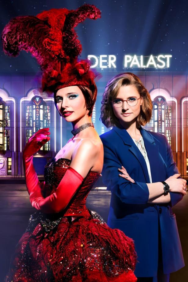 Zwei Frauen posieren vor dem Berliner Friedrichstadt-Palast.