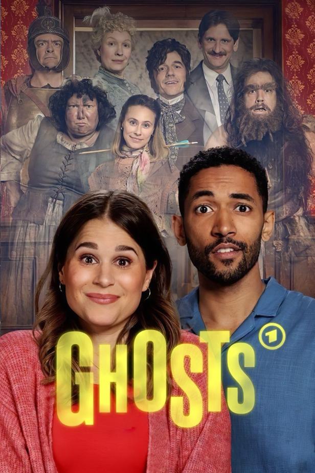 Werbeplakat für die deutsche Fernsehserie „Ghosts“ mit zwei Hauptdarstellern und historischen Geisterfiguren.