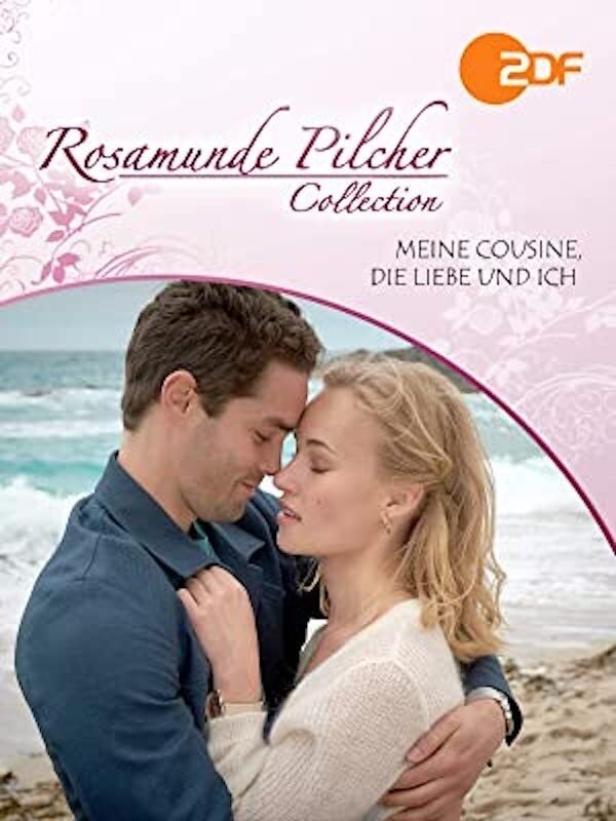 Ein Paar umarmt sich am Strand vor dem Hintergrund des Rosamunde Pilcher Films „Meine Cousine, die Liebe und ich“.