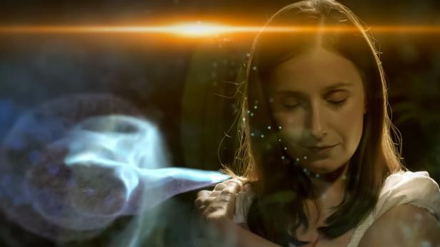 Eine Frau mit geschlossenen Augen scheint in einer spirituellen Erfahrung zu sein.