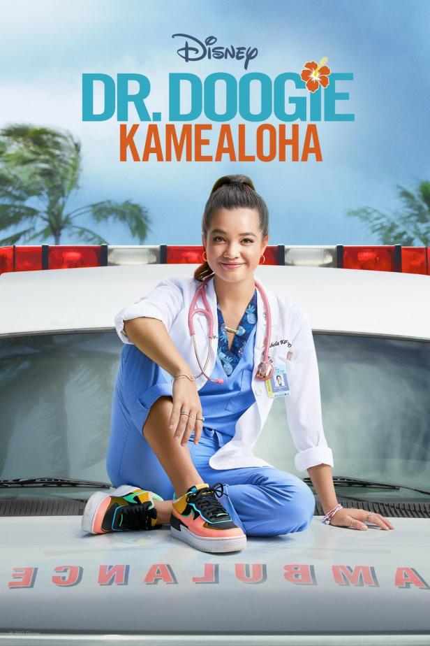 Schauspielerin sitzt auf einem Krankenwagen für die Disney-Serie „Dr. Doogie Kamealoha“.