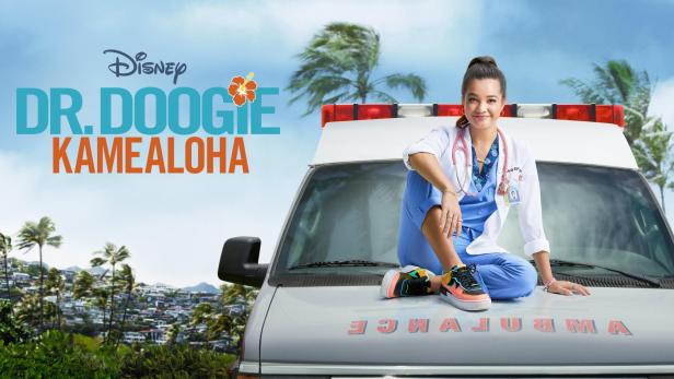 Promo-Bild für „Doogie Kamealoha, M.D.“ mit der Hauptdarstellerin auf der Motorhaube eines Krankenwagens.