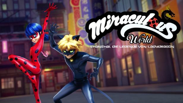 Ladybug und Cat Noir posieren vor dem Hintergrund von „Miraculous World: Shanghai, die Legende von Lady Dragon“.