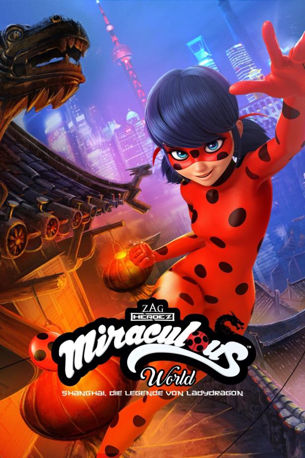 Das Filmplakat zu „Miraculous World: Shanghai, die Legende von Ladydragon“ zeigt Ladybug vor der Skyline von Shanghai.