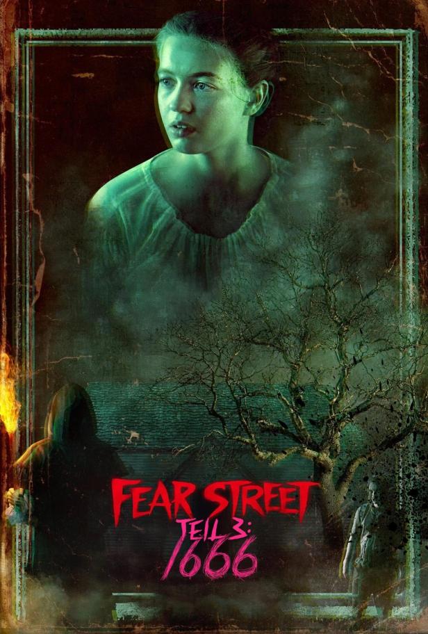 Das Filmplakat für „Fear Street Teil 3: 1666“ zeigt eine junge Frau und unheimliche Gestalten vor einem Haus.