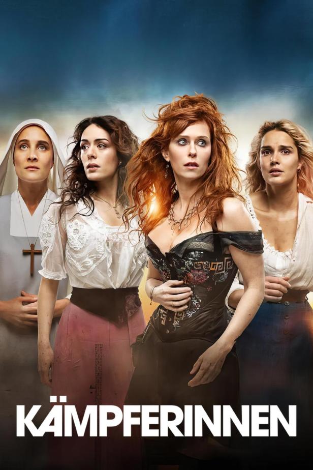 Das Filmplakat für „Kämpferinnen“ zeigt vier Frauen in historischer Kleidung.