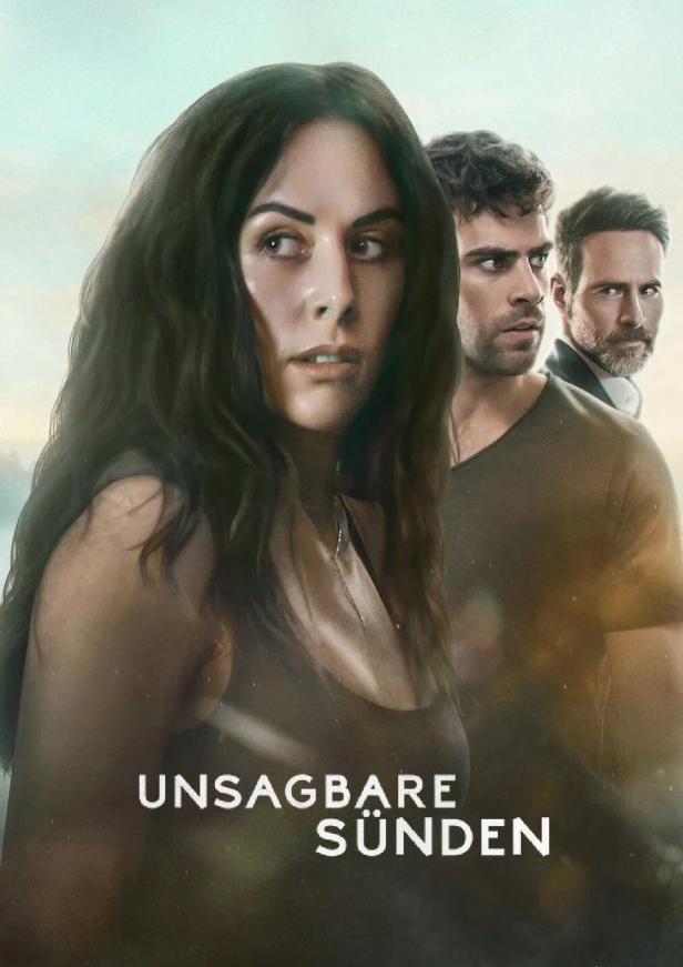 Das Filmplakat für „Unsagbare Sünden“ zeigt eine Frau und zwei Männer vor einem verschwommenen Hintergrund.