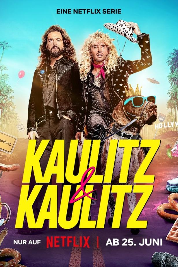 Das Poster der Netflix-Serie „Kaulitz & Kaulitz“ zeigt Bill und Tom Kaulitz mit einem Hund vor einem sonnigen Hintergrund.