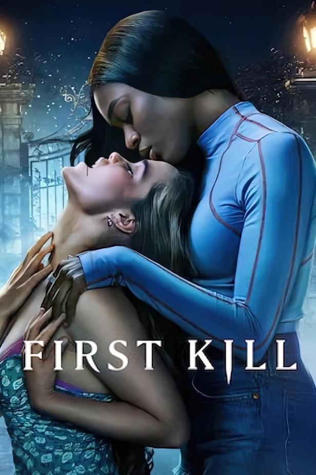 Das Filmplakat für „First Kill“ zeigt zwei Frauen in einer innigen Umarmung.