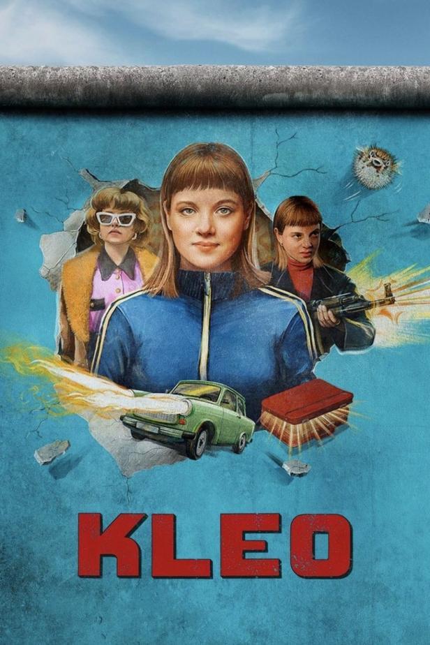 Das Poster für die Netflix-Serie „Kleo“ zeigt die Hauptdarstellerin und Elemente der Serie vor einer Berliner Mauer.