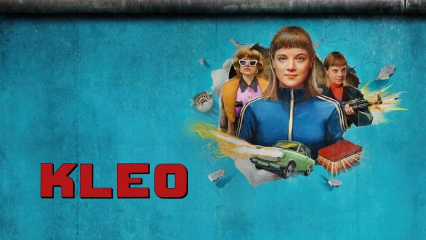Das Poster für die Netflix-Serie „Kleo“ zeigt eine Agentin und weitere Charaktere vor einem Trabant.