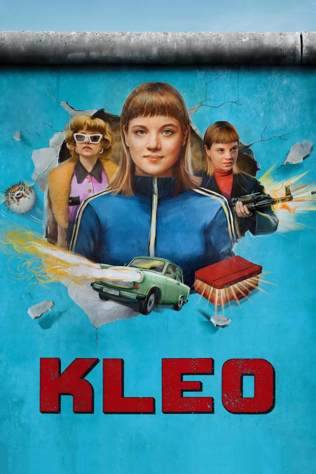 Das Poster für die Serie „Kleo“ zeigt drei Frauen, einen Trabant und eine rote Aktentasche vor einer Berliner Mauer.