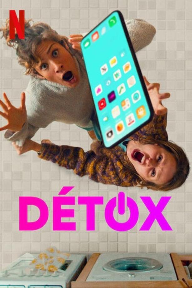 Zwei Frauen blicken entsetzt auf ein überdimensionales Smartphone im Netflix-Film „Détox“.