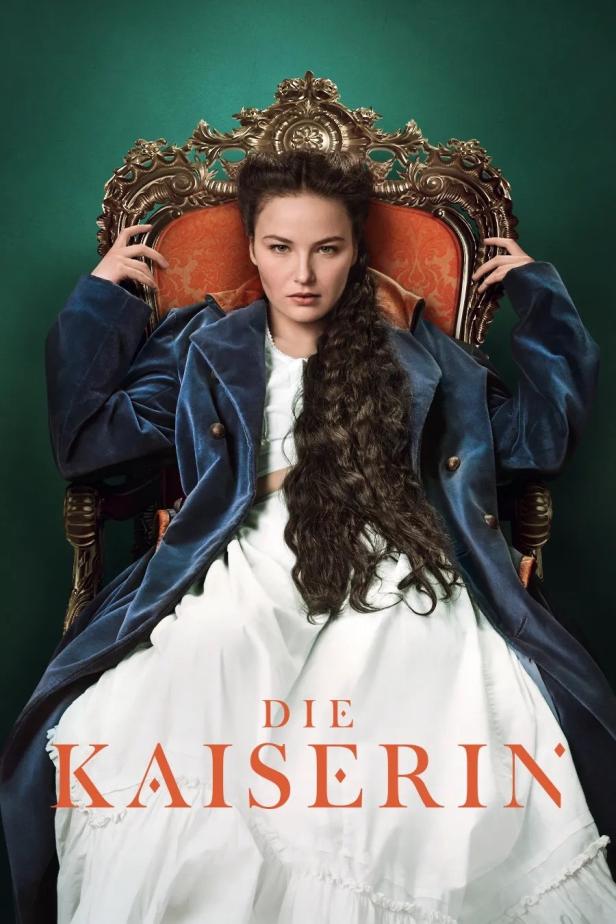 Das Filmplakat für „Die Kaiserin“ zeigt eine junge Frau in einem blauen Mantel, die auf einem goldenen Thron sitzt.