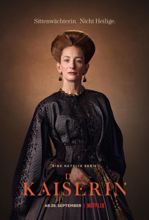 Porträt einer Frau in historischer Kleidung für die Netflix-Serie „Die Kaiserin“.