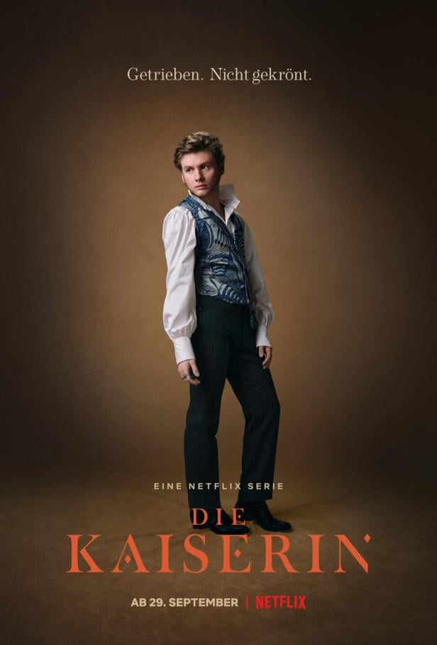 Ein Mann im historischen Kostüm auf einem Poster für die Netflix-Serie „Die Kaiserin“.