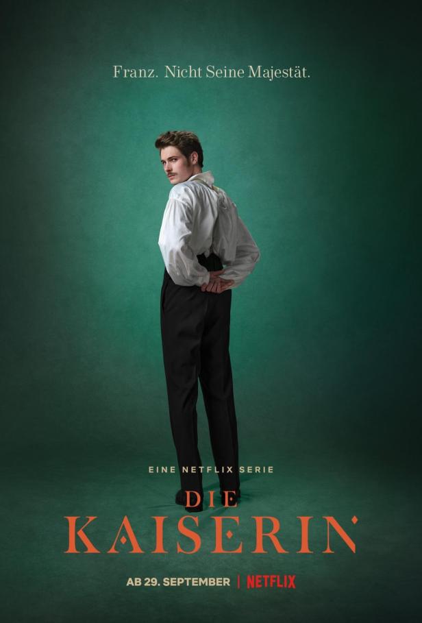 Ein Mann im historischen Kostüm, vermutlich aus der Netflix-Serie „Die Kaiserin“.