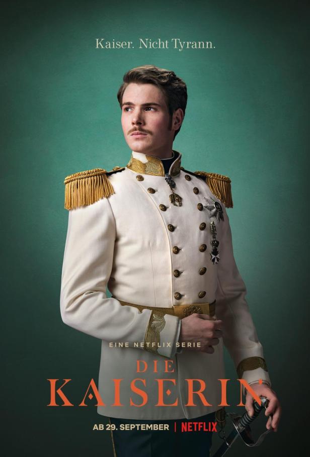 Ein Mann in Uniform auf dem Werbeplakat für die Netflix-Serie „Die Kaiserin“.
