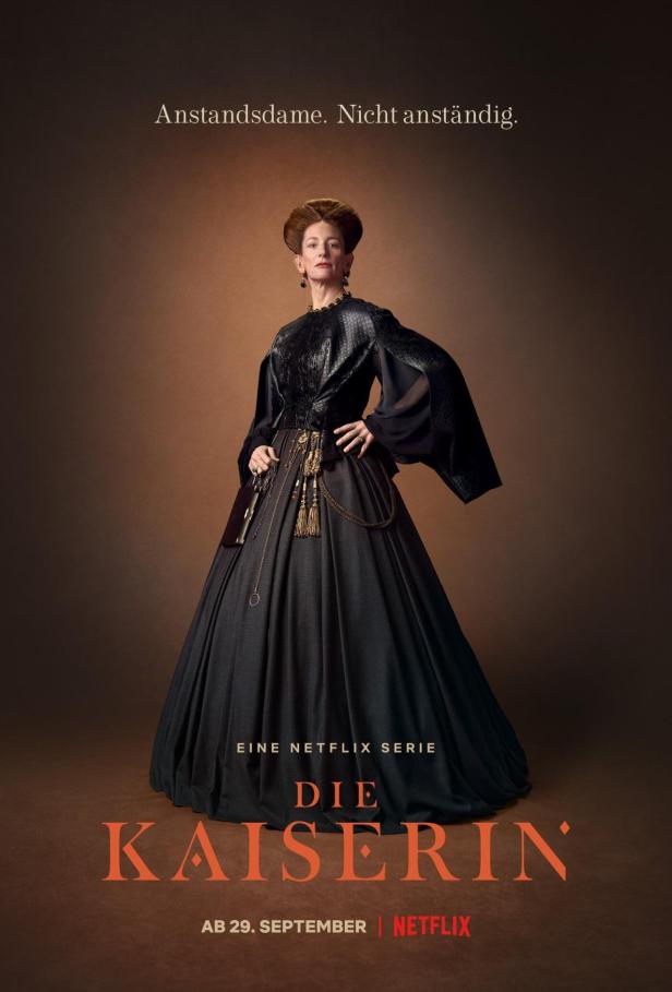 Eine Frau im historischen Kleid auf einem Werbeplakat für die Netflix-Serie „Die Kaiserin“.