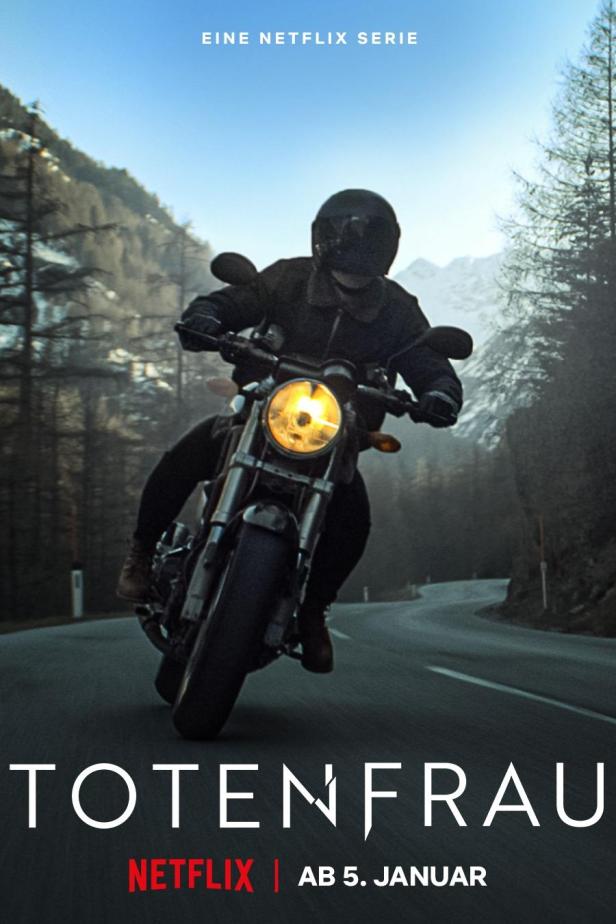 Ein Motorradfahrer fährt auf einer kurvenreichen Straße in den Bergen, Plakat für die Netflix-Serie „Totenfrau“.