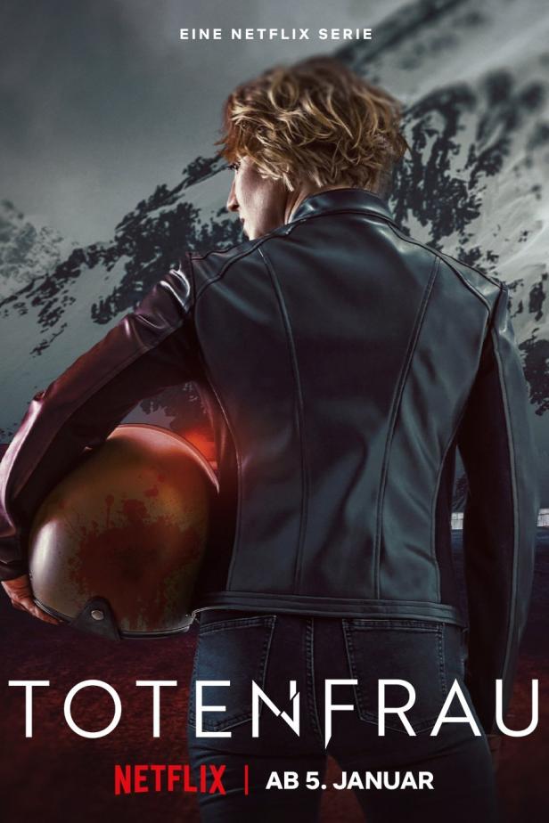 Das Poster der Netflix-Serie „Totenfrau“ zeigt eine Frau mit Motorradhelm vor einer Bergkulisse.