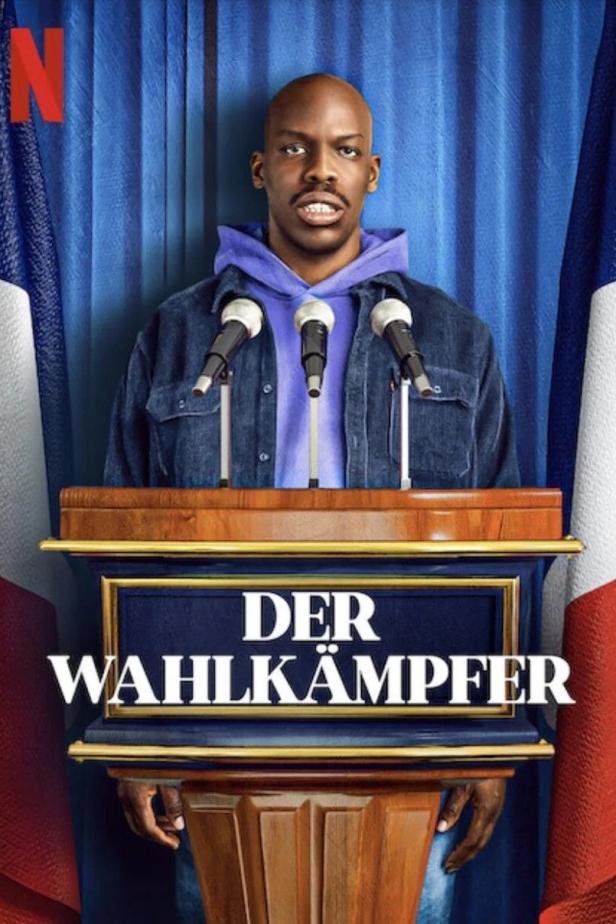 Ein Mann steht am Rednerpult vor einer französischen Flagge für den Film „Der Wahlkämpfer“.