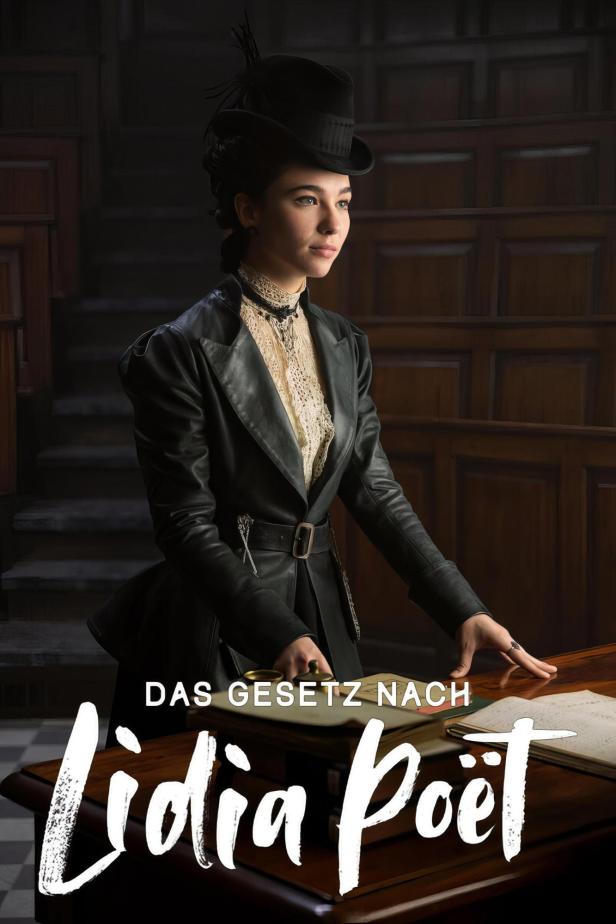 Eine Frau im historischen Kostüm am Schreibtisch, im Hintergrund das Logo der Serie „Das Gesetz nach Lidia Poët“.